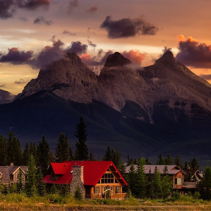 Canmore neighbourhoods in front of the mountains
