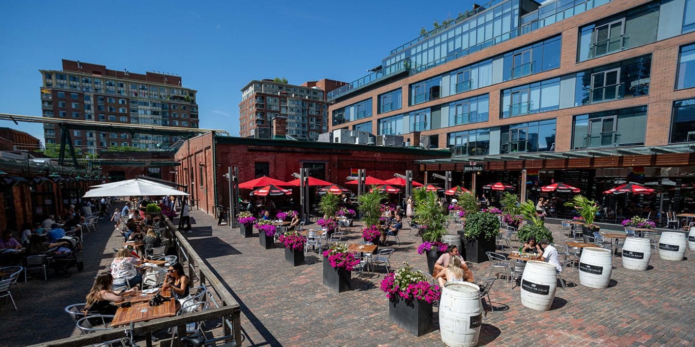 The Distillery District: One of the best neighborhoods in Toronto, featuring preserved 19th-century architecture, and a vibrant cultural scene.