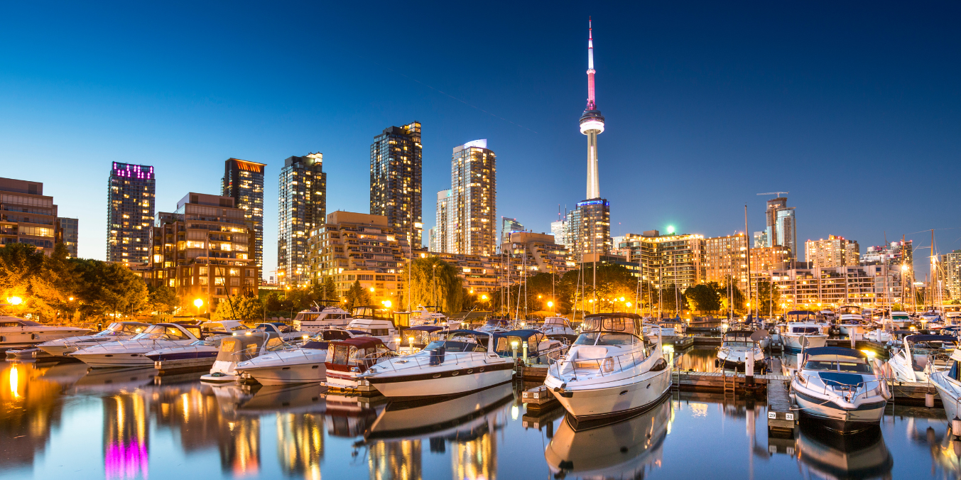 This image highlights the urban charm of life in Canada vs New Zealand, featuring Toronto's lively waterfront. While Canada offers dynamic cityscapes and cultural diversity, New Zealand provides a more laid-back, nature-oriented lifestyle. Both have their unique appeal for those seeking new experiences.